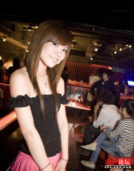 KTV里盡是齷齪男女 瘋玩無(wú)底線