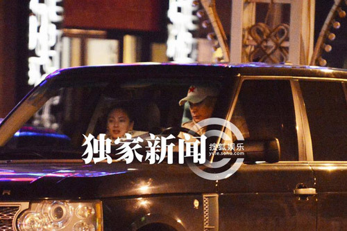 王全安攜妻開(kāi)豪車出街秀恩愛(ài) 張雨綺冬裝裹身顯臃腫