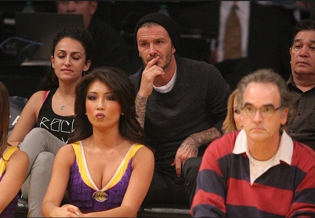 貝克漢姆現(xiàn)身NBA賽場(chǎng) 雙眼緊盯舞女酥胸