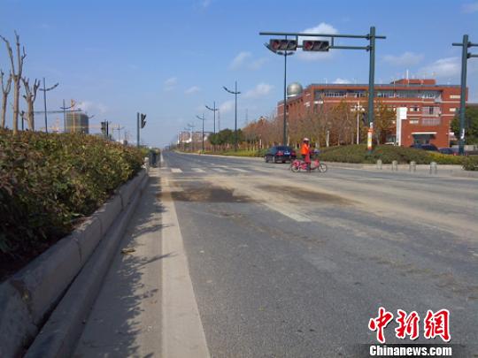 事發(fā)現(xiàn)場(chǎng)位于路口紅綠燈處?！」热A　攝