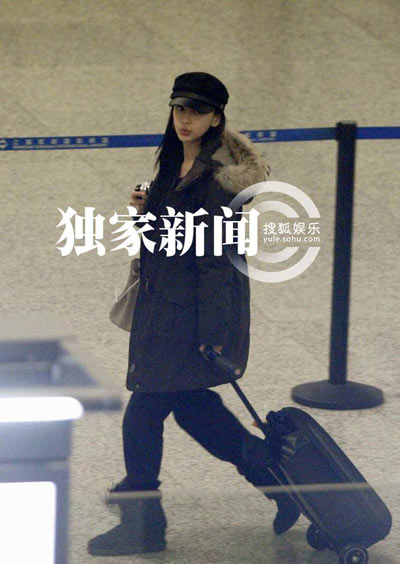 Angelababy素顏現(xiàn)身機(jī)場(chǎng)清秀似娃娃 復(fù)工鉑金包傍身