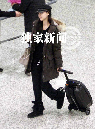 Angelababy素顏現(xiàn)身機(jī)場(chǎng)清秀似娃娃 復(fù)工鉑金包傍身