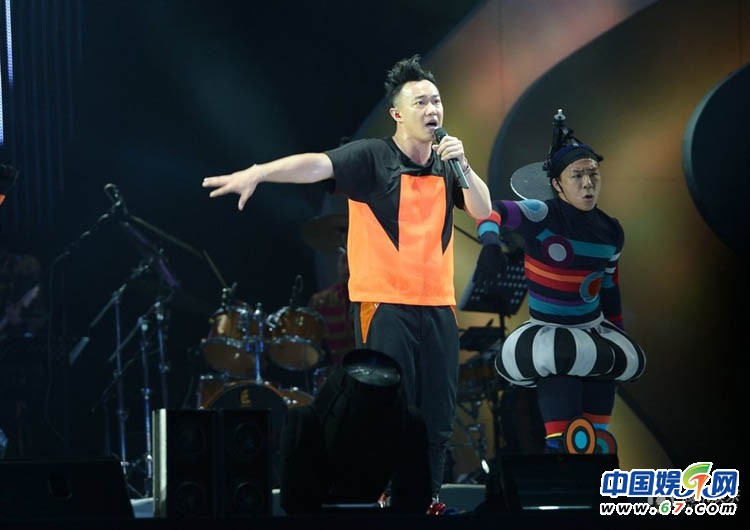 陳奕迅?jìng)€(gè)唱現(xiàn)場(chǎng)賣(mài)萌耍寶
