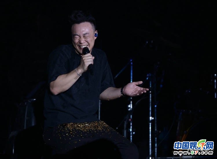 陳奕迅個唱現(xiàn)場賣萌耍寶