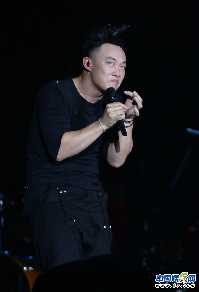 陳奕迅?jìng)€(gè)唱現(xiàn)場(chǎng)賣萌耍寶
