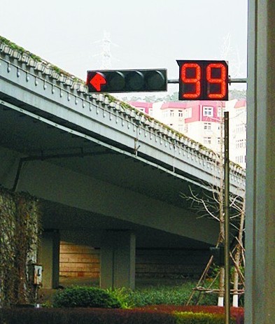 盤點(diǎn)青島信號(hào)燈之最 最長(zhǎng)信號(hào)燈時(shí)間130秒