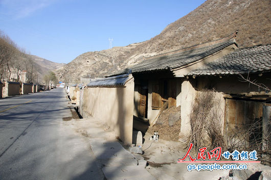 甘肅漳縣殪虎橋鄉(xiāng)東橋村，一間被墻所擋的民房（人民網記者 高翔 張鵬 隋欣 攝）