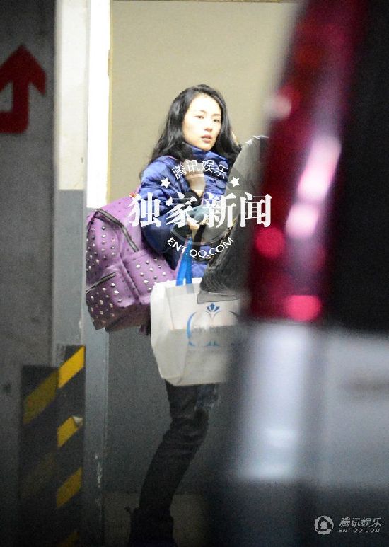 章子怡抵京撒貝寧接機(jī) 同回公寓秀恩愛(ài)