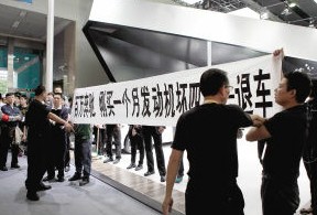 奔馳新車(chē)一月內(nèi)四次送修 車(chē)主大鬧車(chē)展展臺(tái)