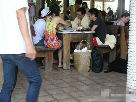 章子怡撒貝寧密游泰國(guó)