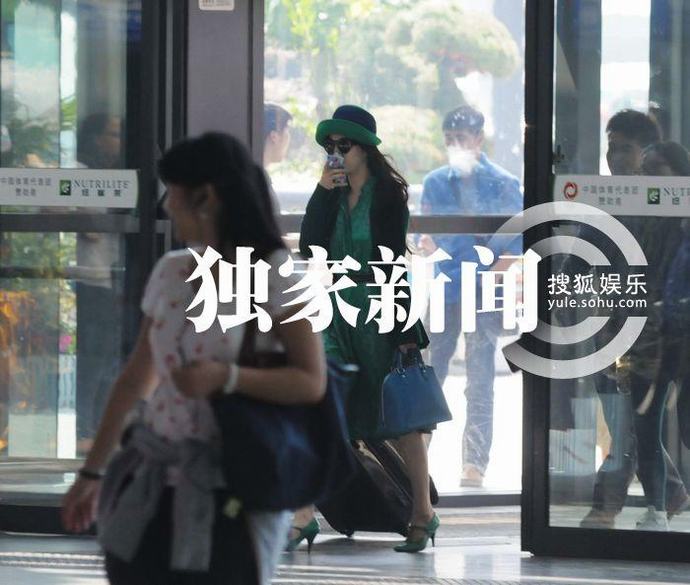 范冰冰化身“綠精靈”現(xiàn)身機(jī)場(chǎng) 酷勁十足引圍觀