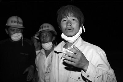 2008年，映秀馬元江搜救現(xiàn)場的尹春龍。（資料圖片） 本報記者周民攝