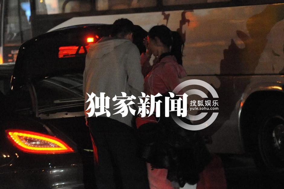 莫小棋返京百萬(wàn)豪車(chē)接駕 新男友首曝光