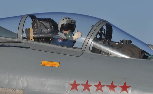我空軍出動(dòng)殲10殲11機(jī)群舉行最大規(guī)?？諔?zhàn)演練