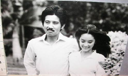 梅艷芳珍貴童年照曝光 從小上臺(tái) 反串男角