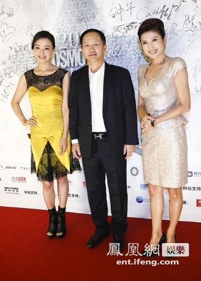 時尚新娘紅毯陳妍希爆乳深V搶鏡 “明星夫妻”當眾拼舌吻