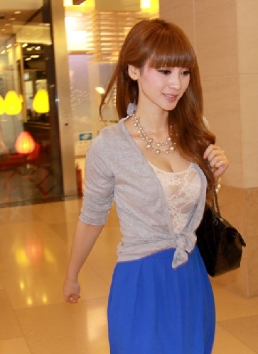 柳巖靠胸?fù)岀R全紀(jì)錄 身材完美驚爆眼球