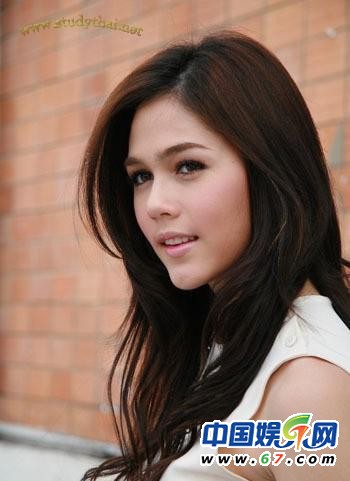 Chompoo:她是1981年出生，爸爸是英國人，媽媽是泰國人.泰國的主持人和演員