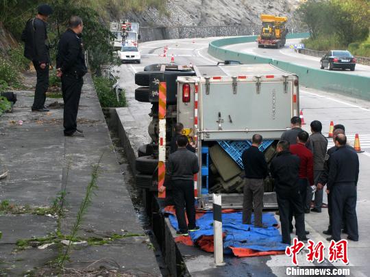 運(yùn)鈔車(chē)高速路側(cè)翻警方護(hù)衛(wèi)6億現(xiàn)鈔安全轉(zhuǎn)移（圖）