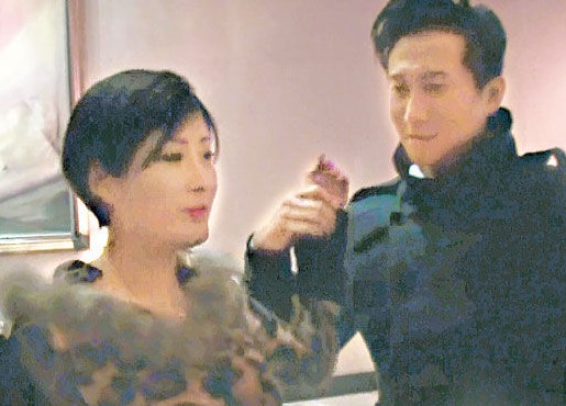 傳沖突事件中洪天明有份拉開眾人，旁為周家蔚。