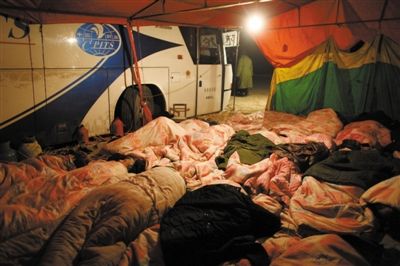 前日凌晨，迪溝鎮(zhèn)村民輪流排班徹夜看守被扣留的大巴車（該大巴曾用于接訪），沒輪到“值班”村民在大巴車旁搭起帳篷。新京報記者