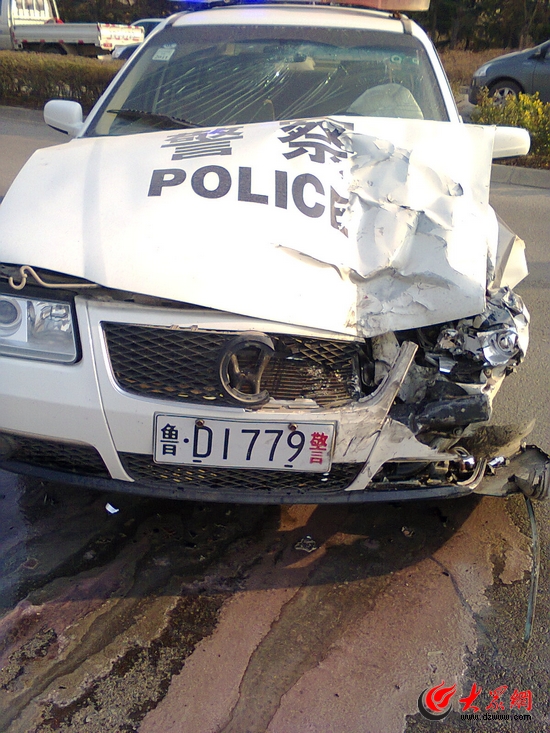 肇事后被棄在現(xiàn)場的警車。