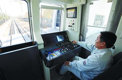 中國(guó)首列輕量化不銹鋼A型地鐵車輛青島下線