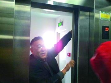 電梯罷工夫妻懸空20樓 強行破門而出
