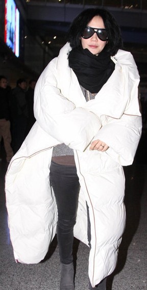 王菲超臃腫羽絨服被嘲似棉被 回應(yīng)：就喜歡它像被子