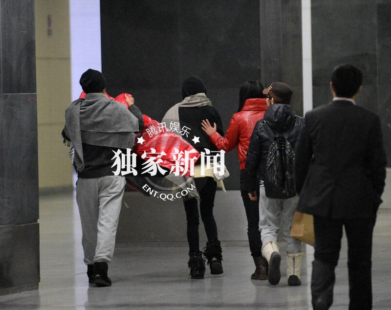 楊冪探班劉愷威熊抱秀恩愛(ài)