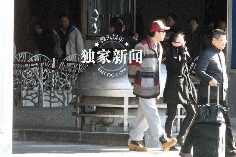 張默抵京機(jī)場(chǎng)過(guò)煙癮 神秘美女同車離去