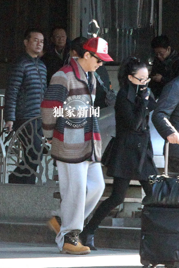 張默抵京機場過煙癮 神秘美女同車離去