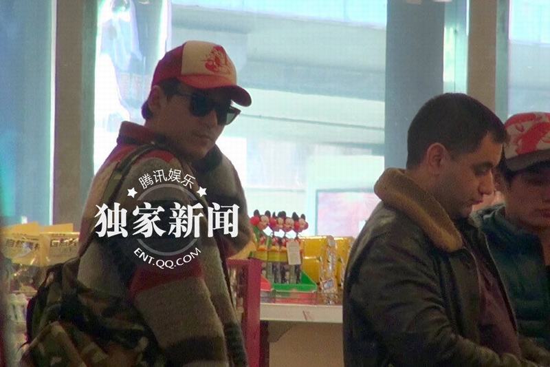 張默抵京機場過煙癮 神秘美女同車離去