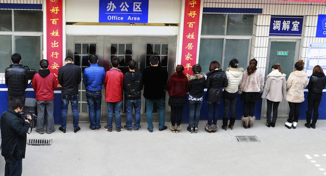 警方抓獲美女酒托團伙