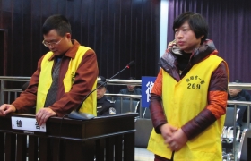 12月10日，衡陽(yáng)市中級(jí)人民法院，顧湘陵（左）和妻子吳利君當(dāng)庭接受庭審。圖/通訊員李建輝