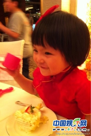 李湘曬愛女王詩(shī)齡新照 小公主披皮草穿花襖賣萌(圖)