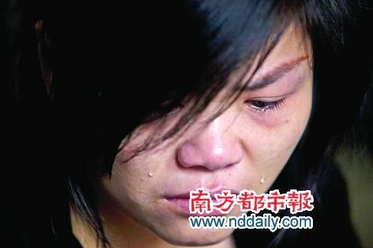  在講述姐姐生前事時，譚小勤的妹妹淚流滿面。