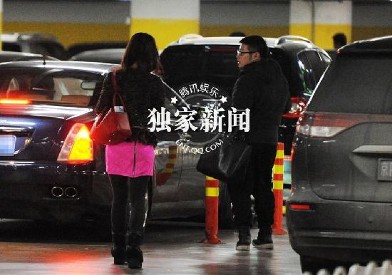 柳巖臉部發(fā)福超級跑車接機(jī)