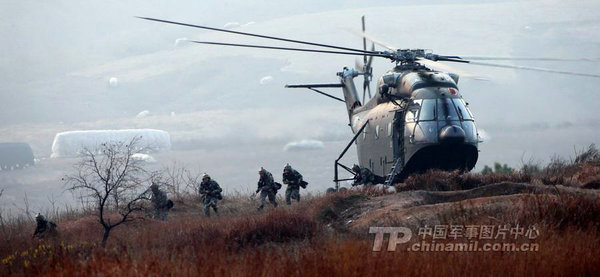 資料圖：南京軍區(qū)機降部隊投入戰(zhàn)斗。