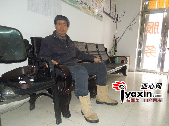 圖說(shuō)：12月10日，賈國(guó)強(qiáng)在沙灣縣法律援助中心等待去交涉執(zhí)行案款。