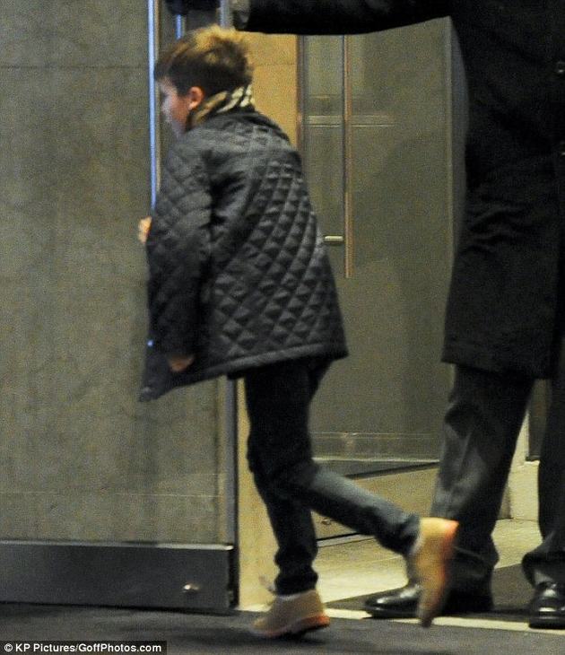 貝嫂舉家外出聚餐 三兒子帥氣不輸老爸小七可愛咬奶嘴