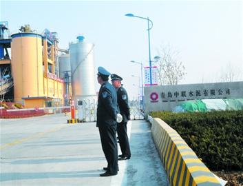 嘩！傾瀉水泥料悶死司機(jī)