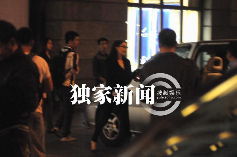 倪妮出入高檔會所身材妖嬈 穿露肩禮服顯性感