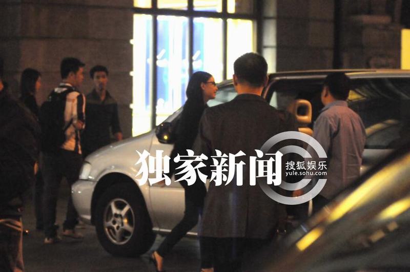 倪妮出入高檔會所身材妖嬈 穿露肩禮服顯性感