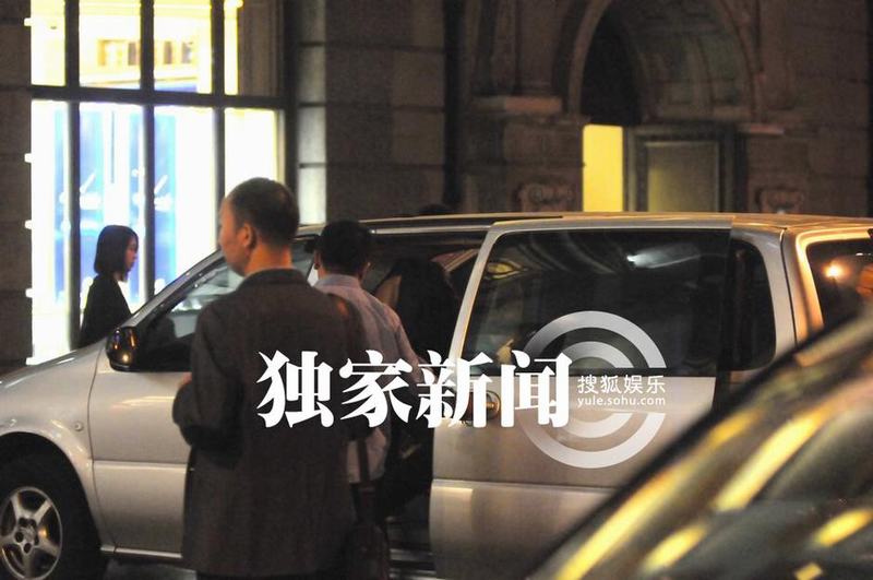 倪妮出入高檔會所身材妖嬈 穿露肩禮服顯性感