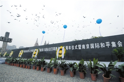 12月13日，和平集會現(xiàn)場放飛和平鴿。新華社發(fā)