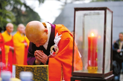 日本僧人在南京大屠殺遇難同胞紀(jì)念館內(nèi)的“遇難者名單墻”前敬香祈禱。新華社發(fā)