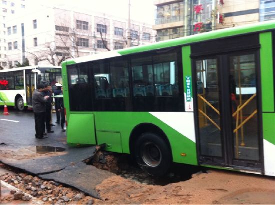 延安三路地陷公交陷地坑 吊車(chē)急救