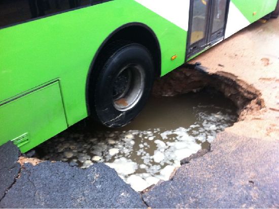 延安三路地陷公交陷地坑 吊車(chē)急救