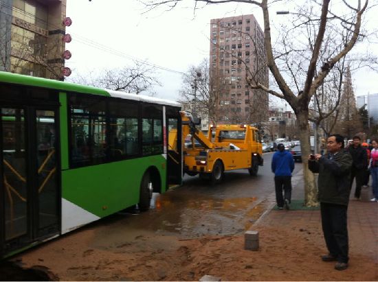 延安三路地陷公交陷地坑 吊車(chē)急救
